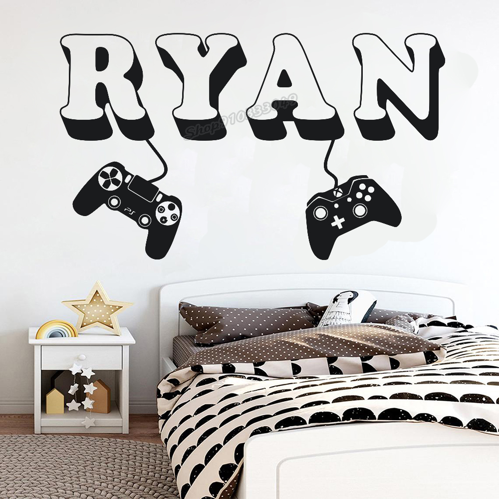 Retro Gaming Decor - Gamerสติ๊กเกอร์ติดผนังที่กําหนดเองชื่อControllerวิดีโอเกมสติ๊กเกอร์ติดผนังที่กําหนดเองGamerชื่อไวนิลสําหรับห้องเด็กห้องเด็กเล่นDecor C426